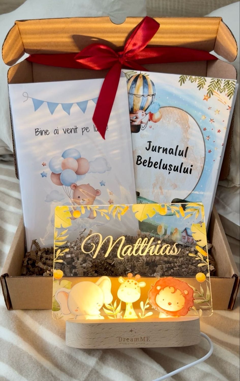Cutie cadou cu Jurnalul Bebelușului, o felicitare și lampa Safari aprinsă cu numele „Matthias”