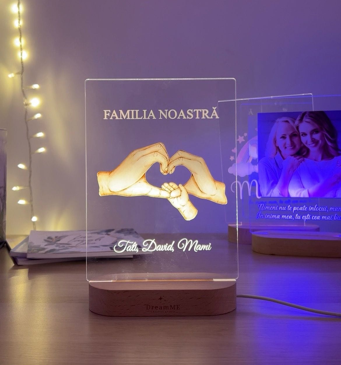 Lampă aprinsă „Familia Noastră” cu mâini care formează o inimă și numele „Tati, David, Mami”